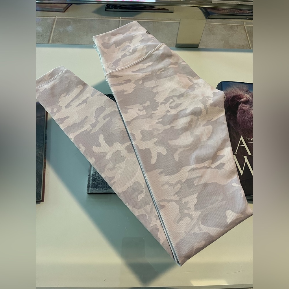 Lululemon Wunder Under Camo Leggings 28”.  Size 4 - Picture 4 of 6